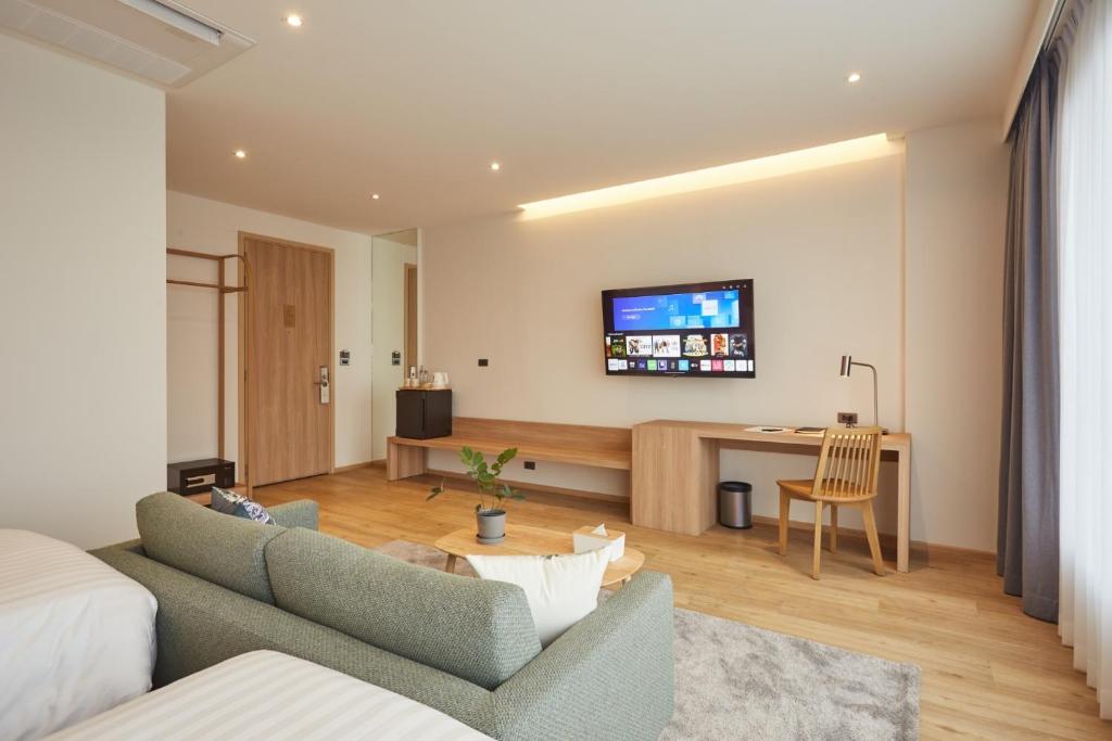 TV a/nebo společenská místnost v ubytování Centara Life Wisma Hotel Ratchaburi