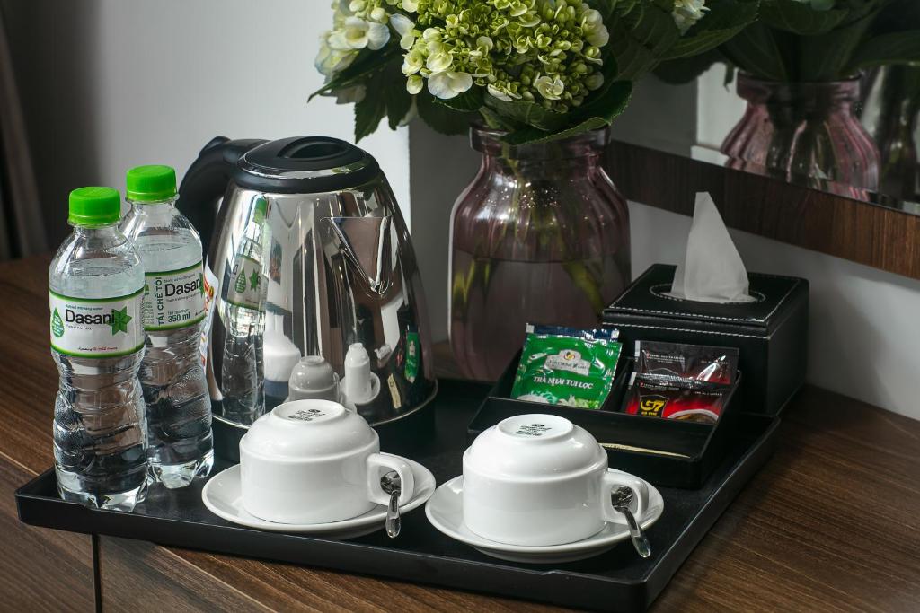 Příslušenství pro přípravu čaje a kávy v ubytování Hanoi Vacanza Premier Hotel