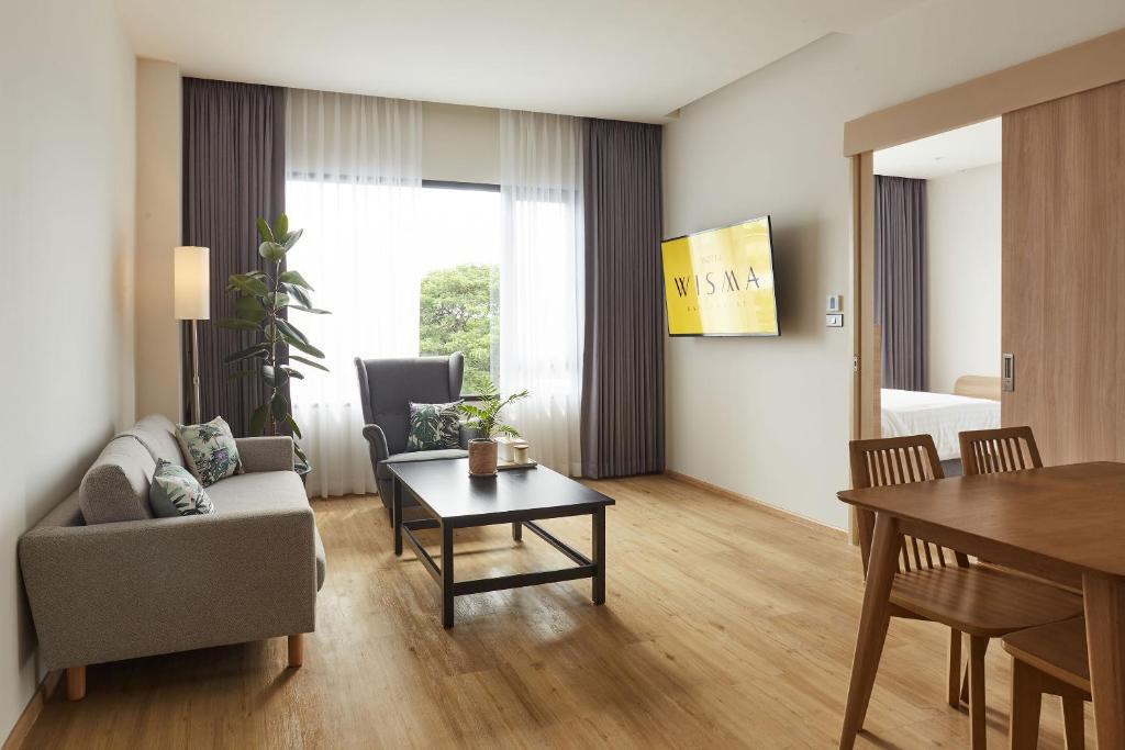 TV a/nebo společenská místnost v ubytování Centara Life Wisma Hotel Ratchaburi