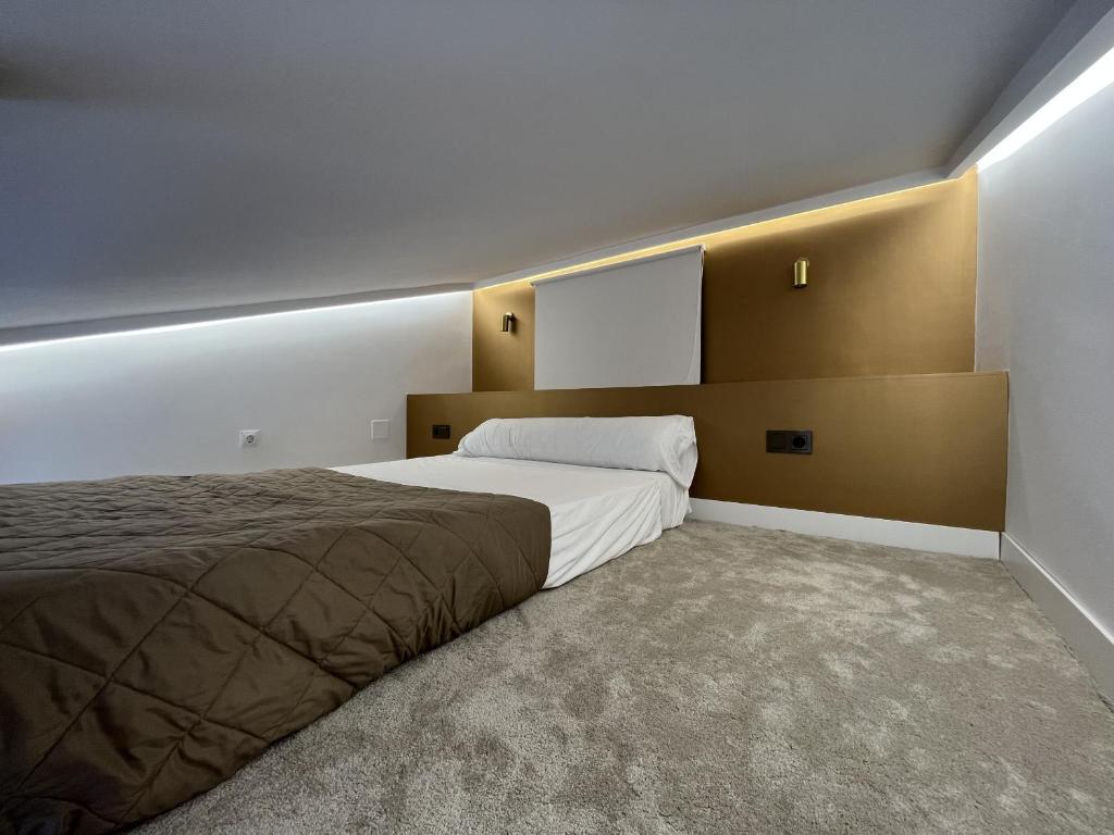 ein Schlafzimmer mit einem großen Bett und einem Spiegel in der Unterkunft Villacana 2106 in Estepona