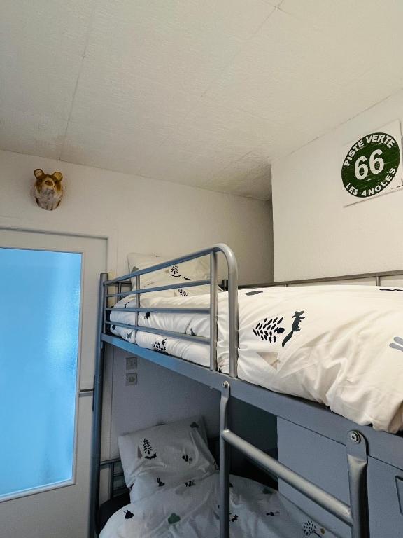 Posteľ alebo postele v izbe v ubytovaní Studio cosy au pied des pistes avec vue