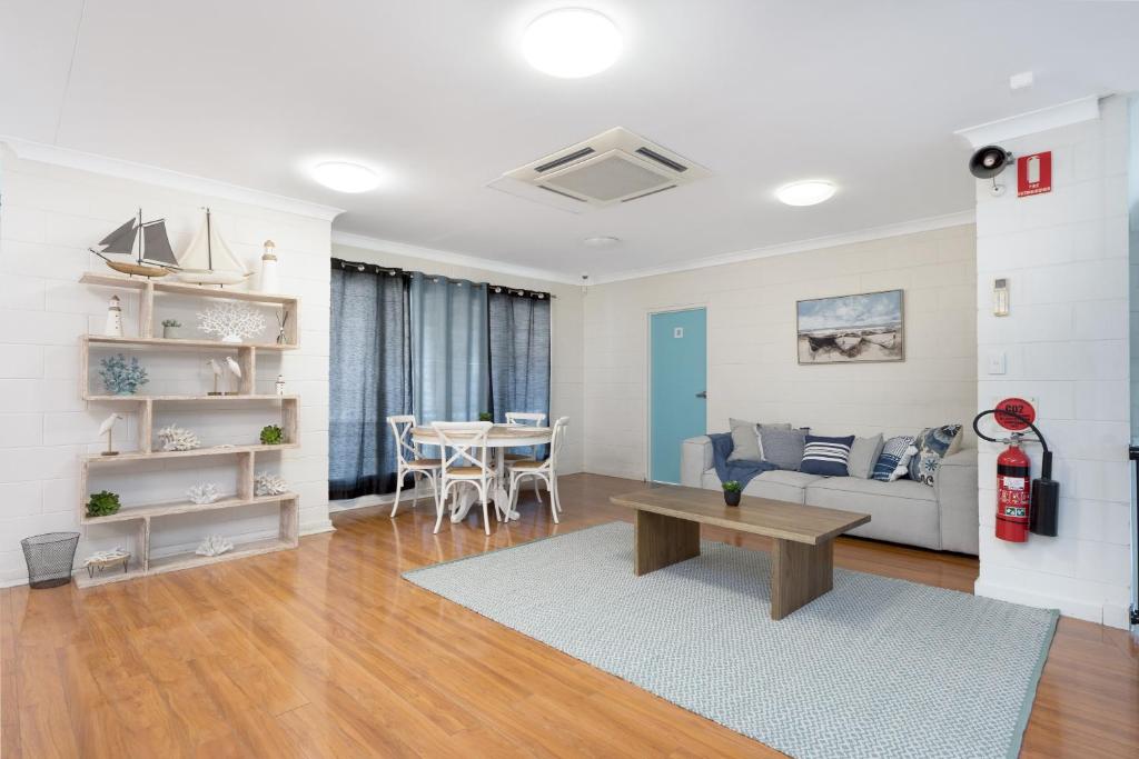 Posezení v ubytování Seaside Lodge Hostel Townsville- right next to coles, 2 mins walk to strand & CBD- Passport required