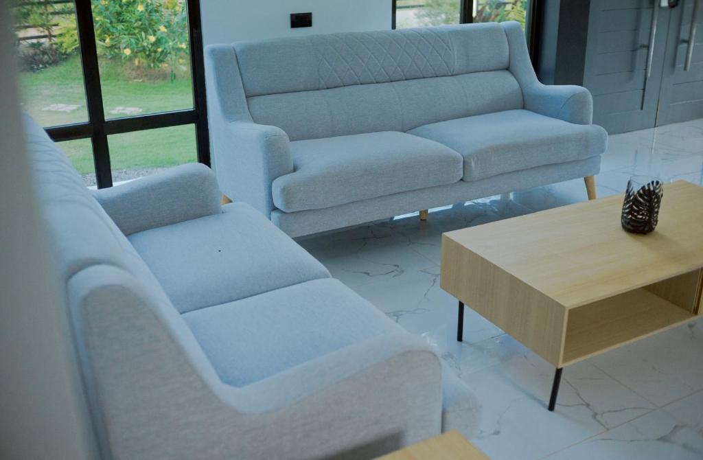 Posezení v ubytování Check out this beautiful 5 bed villa with pool!!