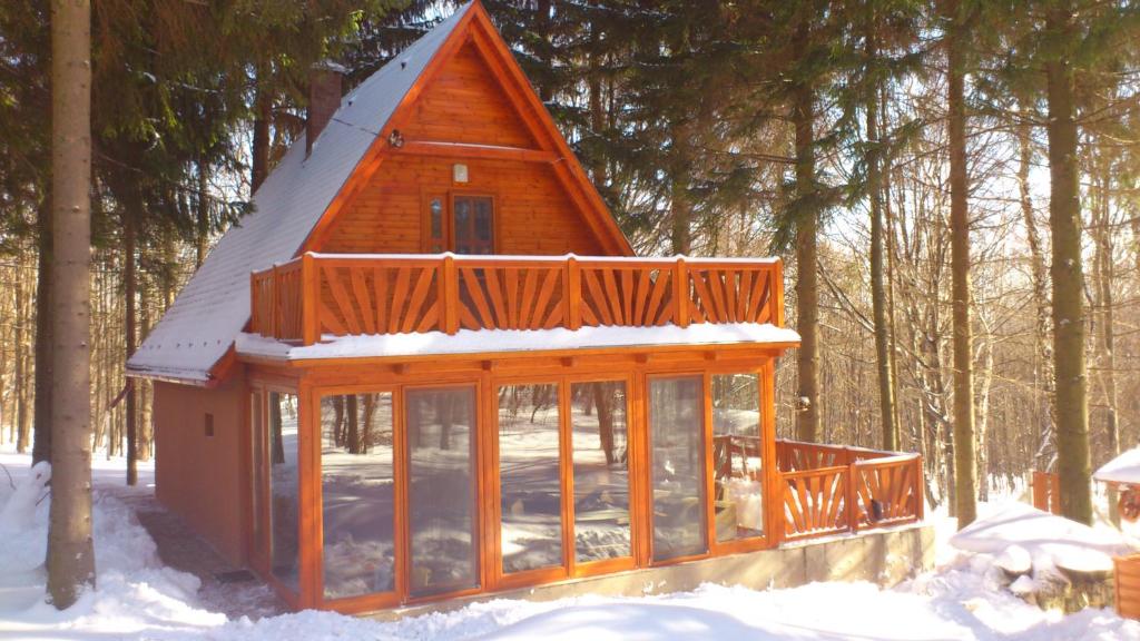 una cabaña en el bosque en la nieve en MÁTRAHÁZ en Galyatető