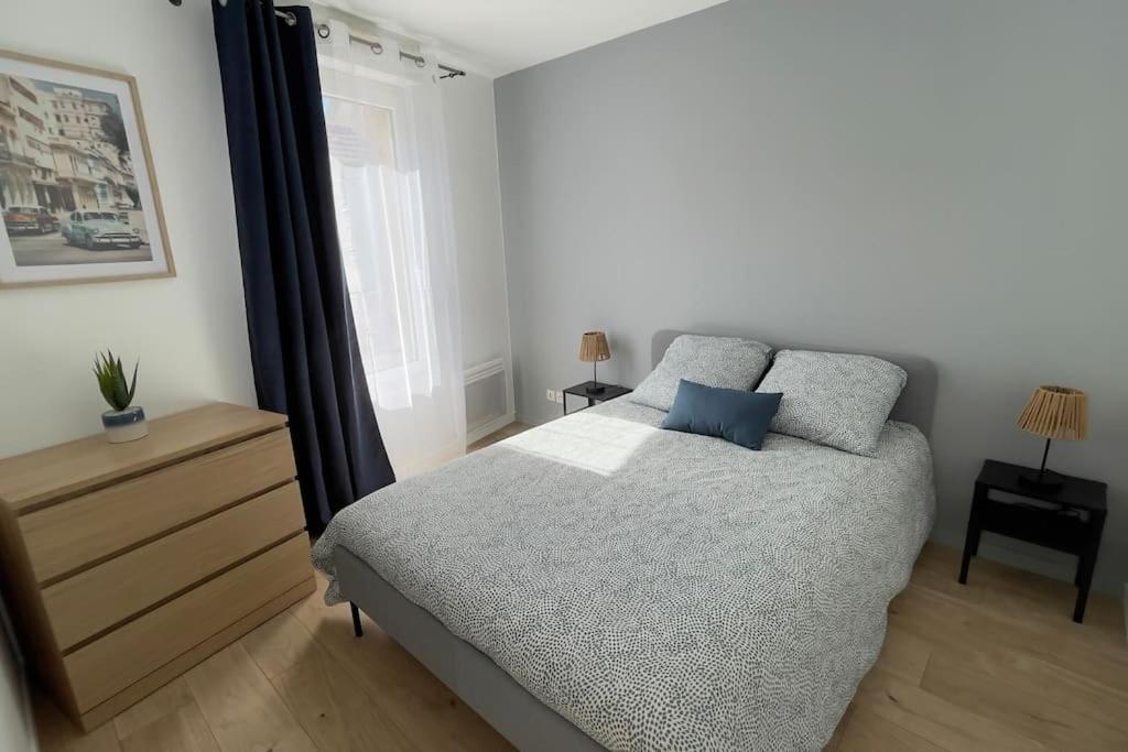 1 dormitorio con 1 cama, vestidor y ventana en Appartement cosy et lumineux accès centre Orléans, en Orléans