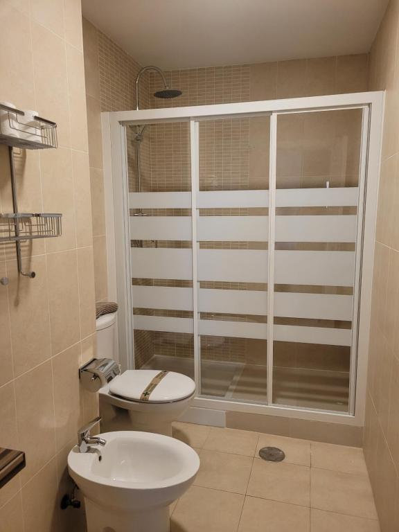 łazienka z toaletą, oknem i umywalką w obiekcie Hello Málaga Loft Center Top w Maladze