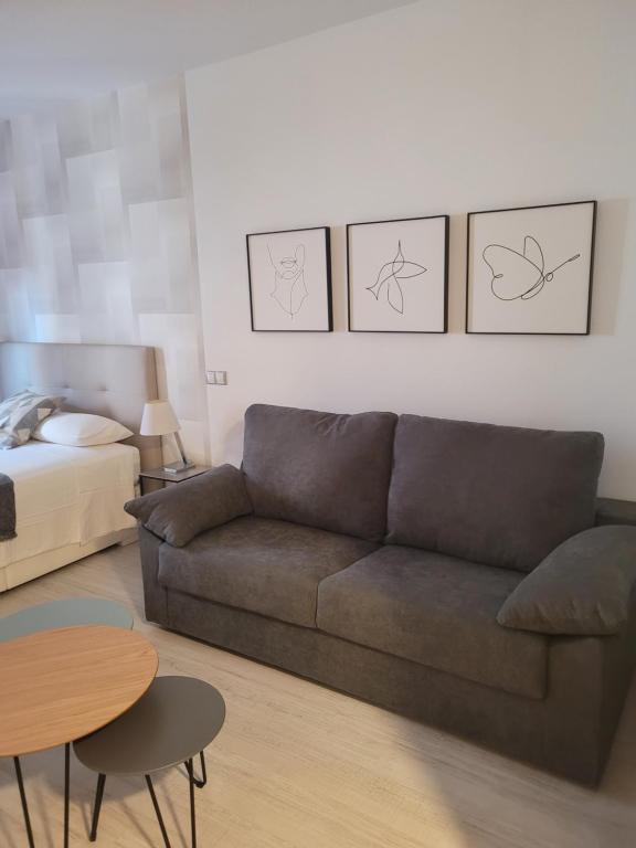 salon z kanapą i stołem w obiekcie Hello Málaga Loft Center Top w Maladze