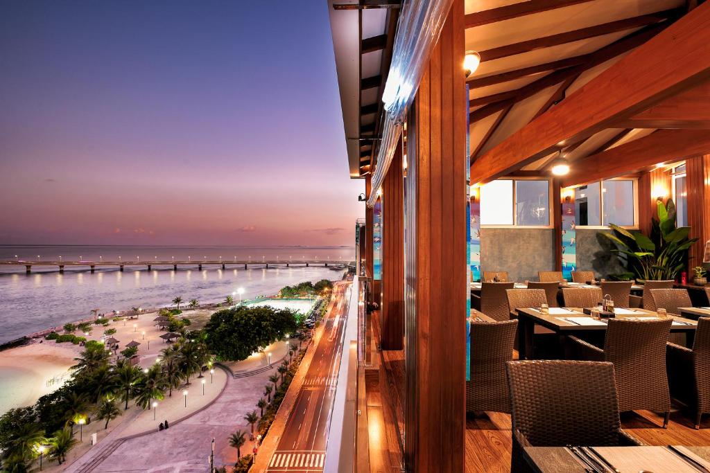 een restaurant met uitzicht op de oceaan bij Summer Beach Maldives in Male City