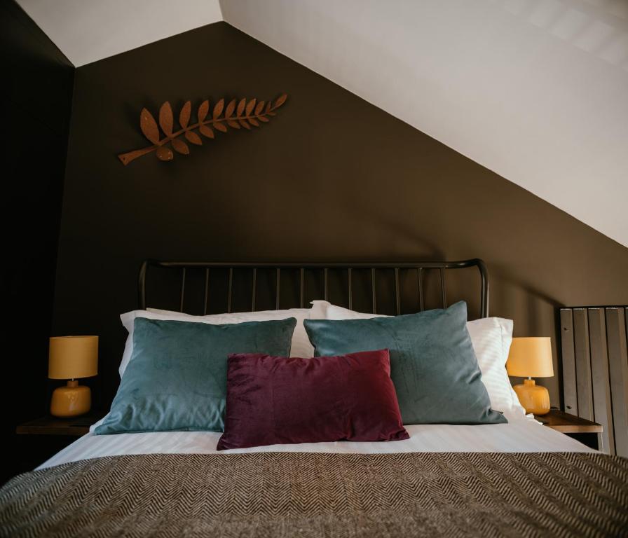 una camera da letto con un grande letto con cuscini colorati di Tiny Floating Home with Marina Views a Brighton & Hove