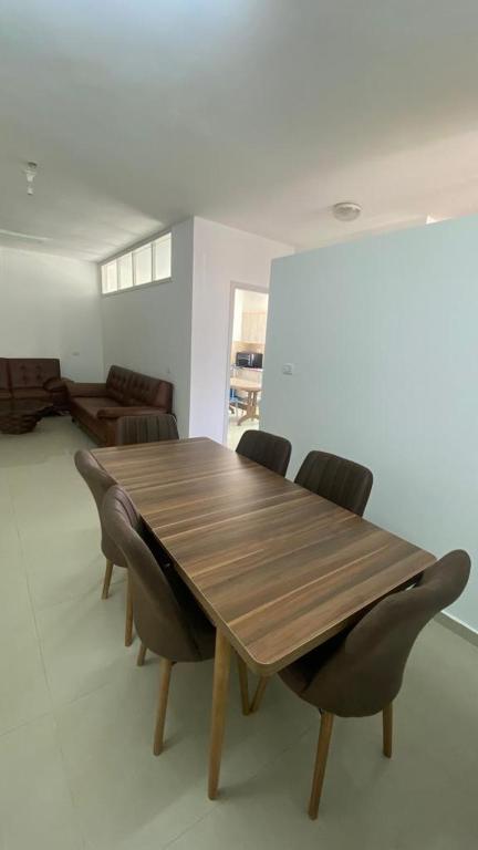 希布倫的住宿－Appartement in Hebron Palestine，一张木桌和椅子