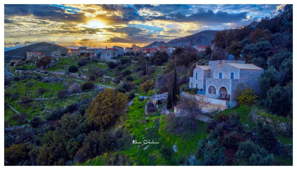 - une vue aérienne sur un village perché sur une colline au coucher du soleil dans l'établissement Philothea Guest House Mani Greece, à Mitziólena