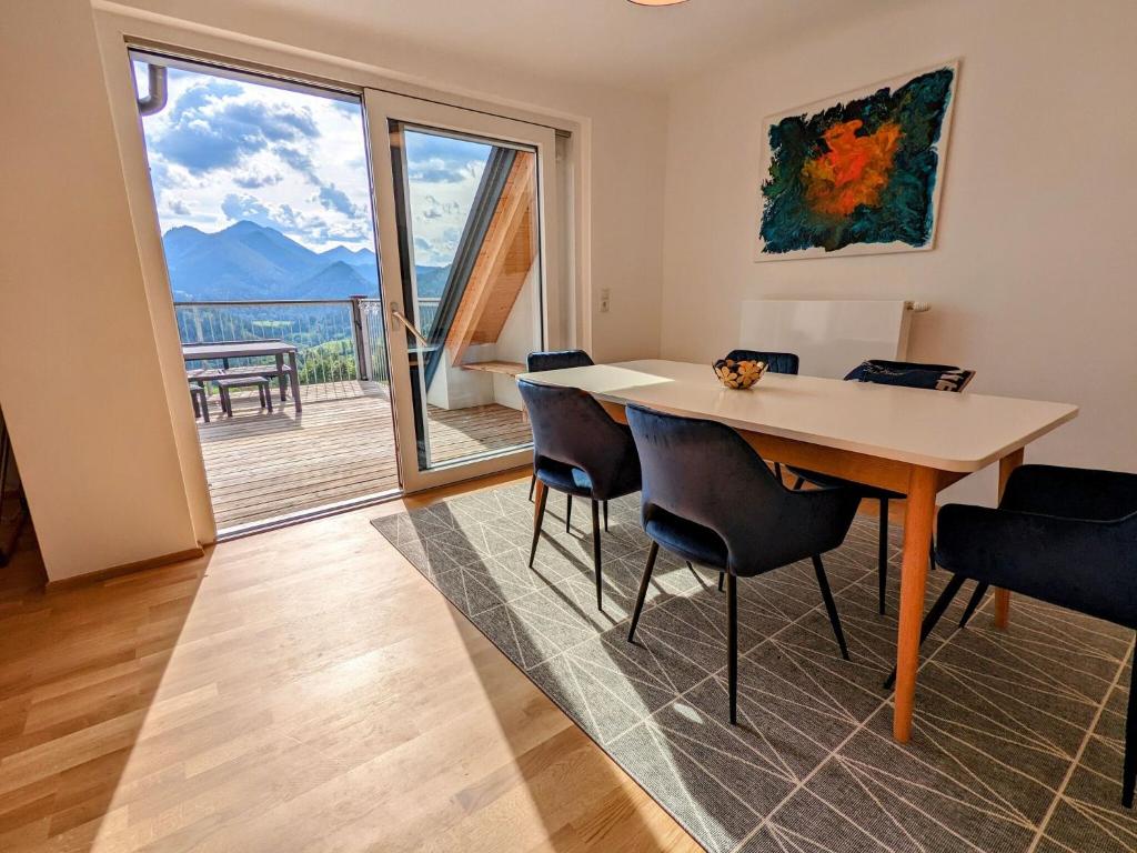 Apartment in Mariazell near ski area في ماريازيل: غرفة طعام مع طاولة وكراسي وشرفة