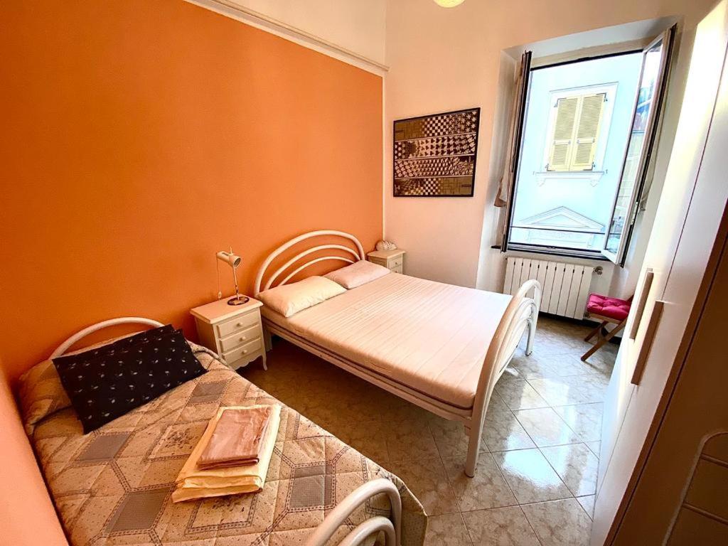 ein kleines Schlafzimmer mit einem Bett und einem Fenster in der Unterkunft La casa dell'Infanta - Finalborgo in Finale Ligure