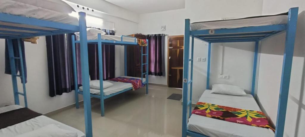 Postel nebo postele na pokoji v ubytování 3R Residency Munnar