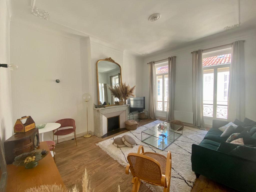 a living room with a couch and a table at Appartement Haussmannien rue piétonne Opéra in Marseille