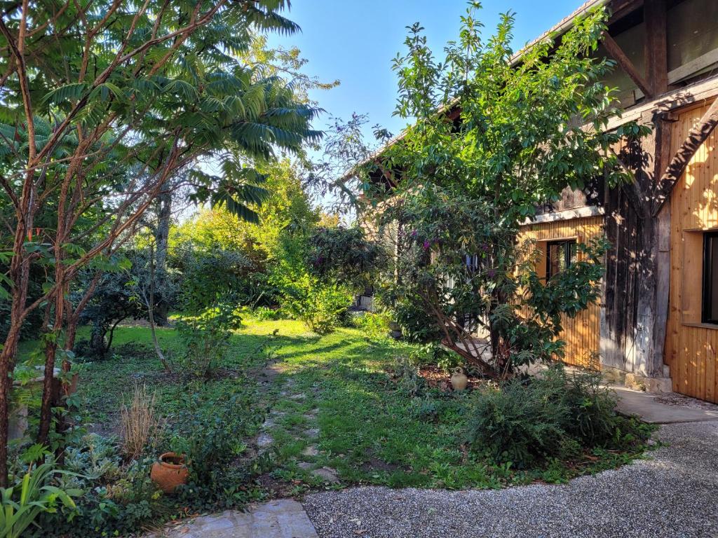 Vonkajšia záhrada v ubytovaní Gite La Gazo - Grande maison chaleureuse.