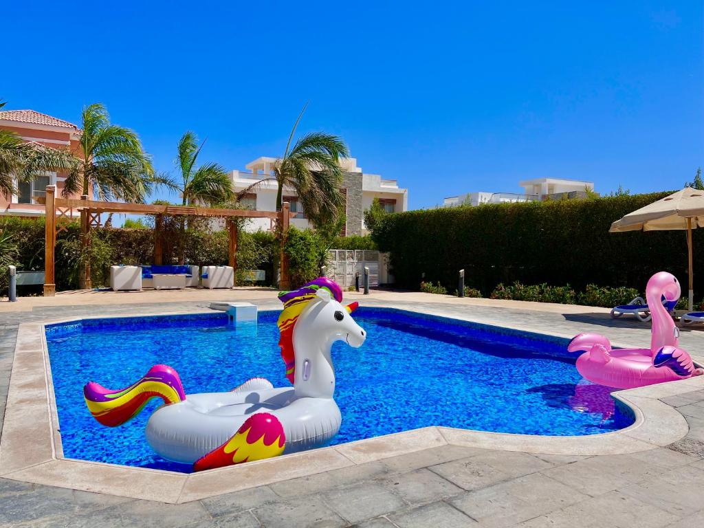 Bazén v ubytování Luxury Villa with pool in Hurghada nebo v jeho okolí