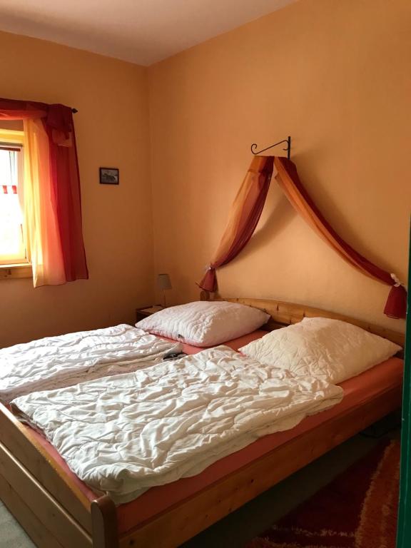 una camera con letto a baldacchino di Ferienwohnung 3 vom Friesenhof Wieratal 