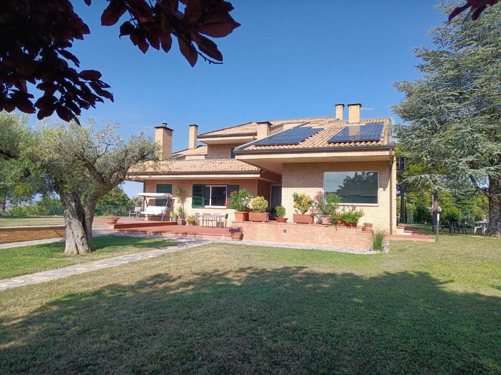 una casa con paneles solares en el techo en Resort Orizzonti, en SantʼElpidio a Mare