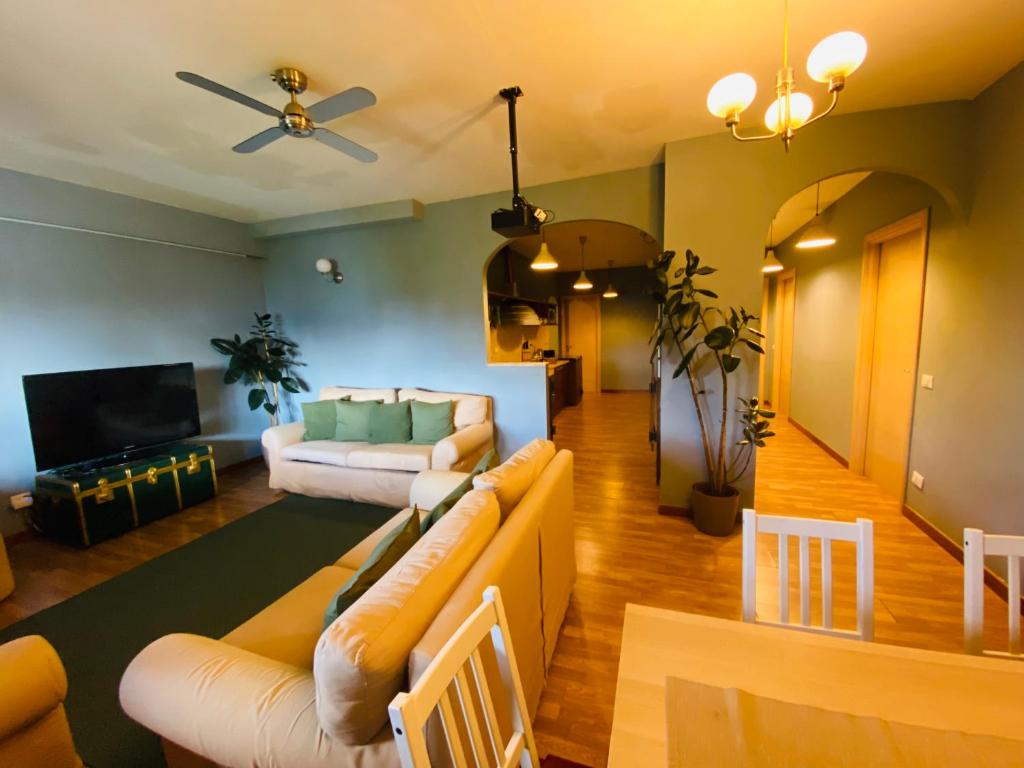 een woonkamer met een bank en een tv bij Chanel Garden Relaxation Home in Formello