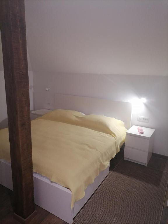 Posteľ alebo postele v izbe v ubytovaní Ala da-apartman sa bazenom