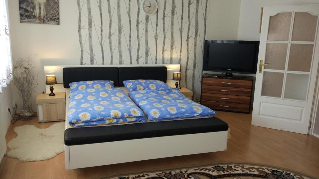 En eller flere senge i et værelse på Apartmán Kristínka