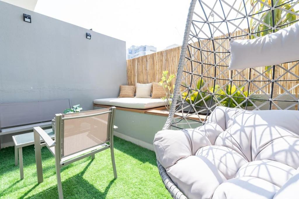 Posezení v ubytování Charming Loft with Spacious Terrace in JVC