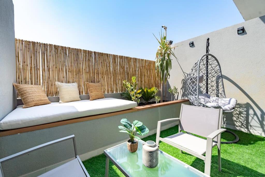 Posezení v ubytování Charming Loft with Spacious Terrace in JVC