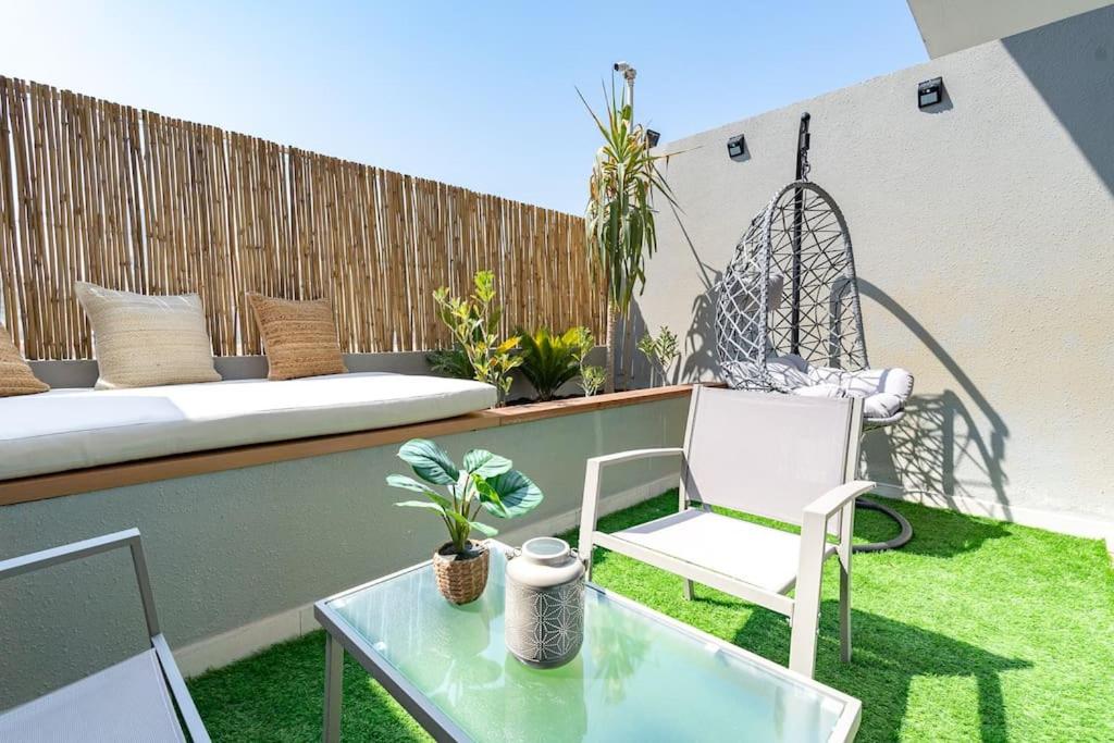Zahrada ubytování Charming Loft with Spacious Terrace in JVC