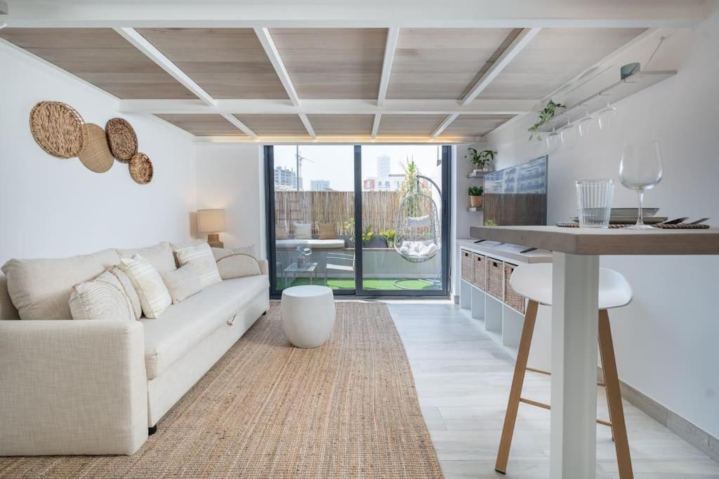 Posezení v ubytování Charming Loft with Spacious Terrace in JVC