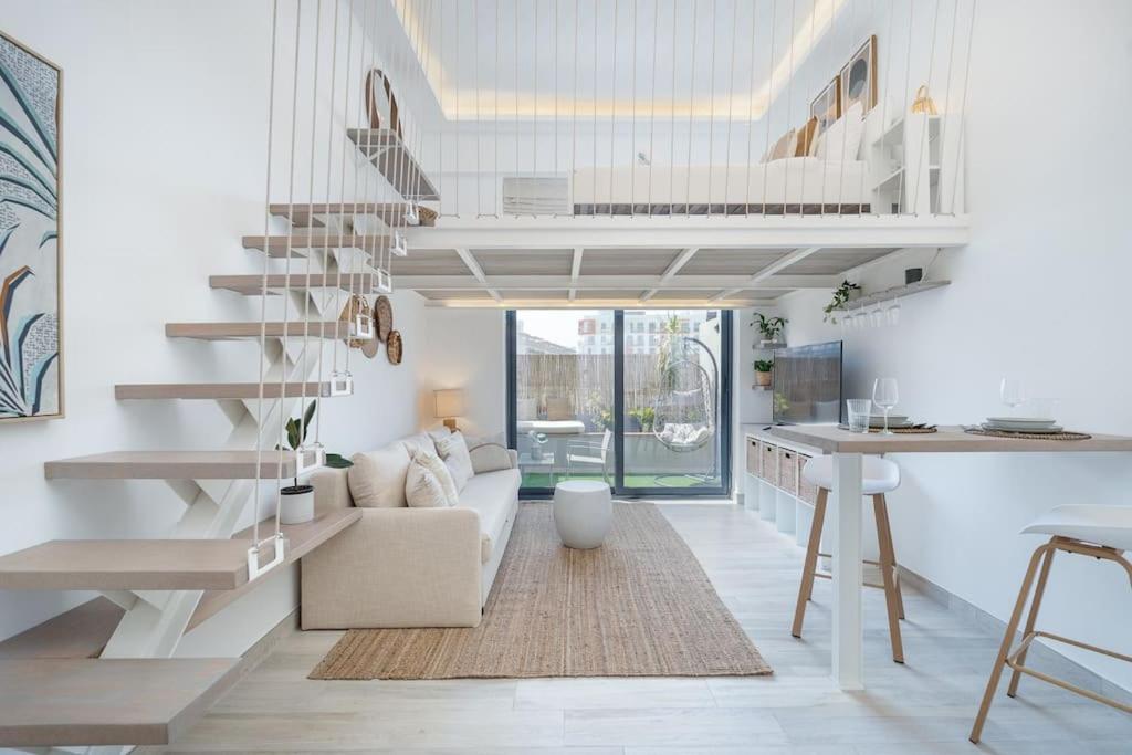 Posezení v ubytování Charming Loft with Spacious Terrace in JVC