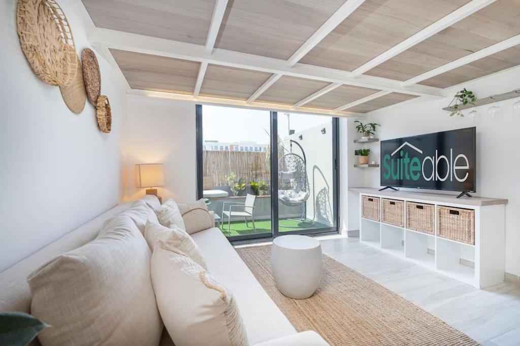 Posezení v ubytování Charming Loft with Spacious Terrace in JVC