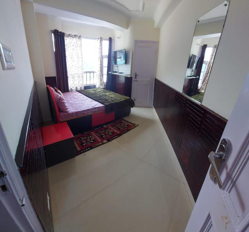 Postel nebo postele na pokoji v ubytování Shimla Regency
