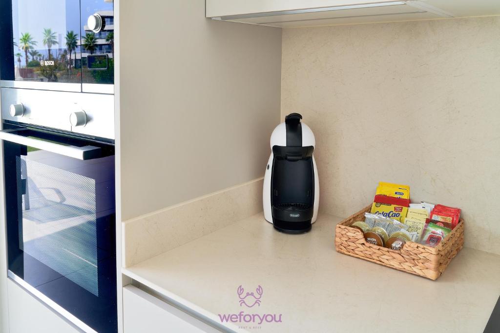 Příslušenství pro přípravu čaje a kávy v ubytování weforyou Las Nereidas de Los Álamos 3 bedrooms and PARKING