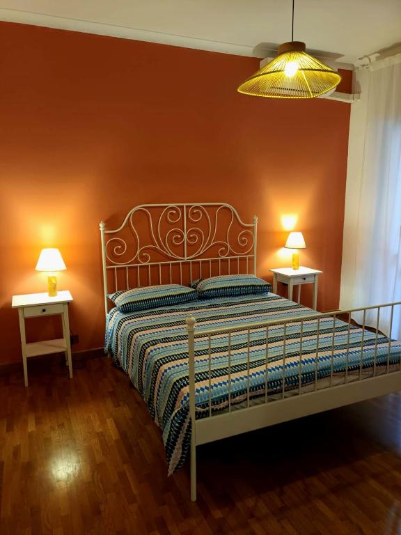 1 dormitorio con 1 cama y 2 mesas con lámparas en RoRo Roma, en Roma