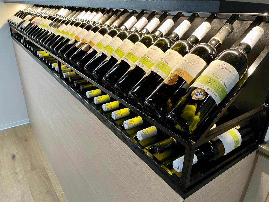 um frigorífico cheio de garrafas de vinho em Moderní apartmán se soukromou vinotékou em Hodkovice nad Mohelkou