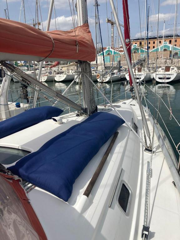 Sea Bloom - Sleep & Sail in Tejo في لشبونة: قارب مع وسادة زرقاء على القوس