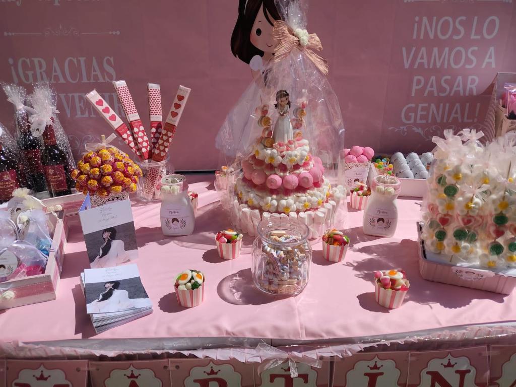 un tavolo sormontato da una torta nuziale e altri dessert di La casona de isa a Palazuelos de Eresma
