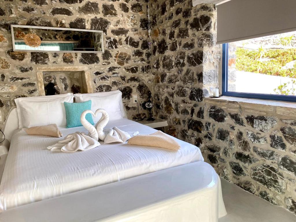 Postel nebo postele na pokoji v ubytování Stelani Villas & Suites