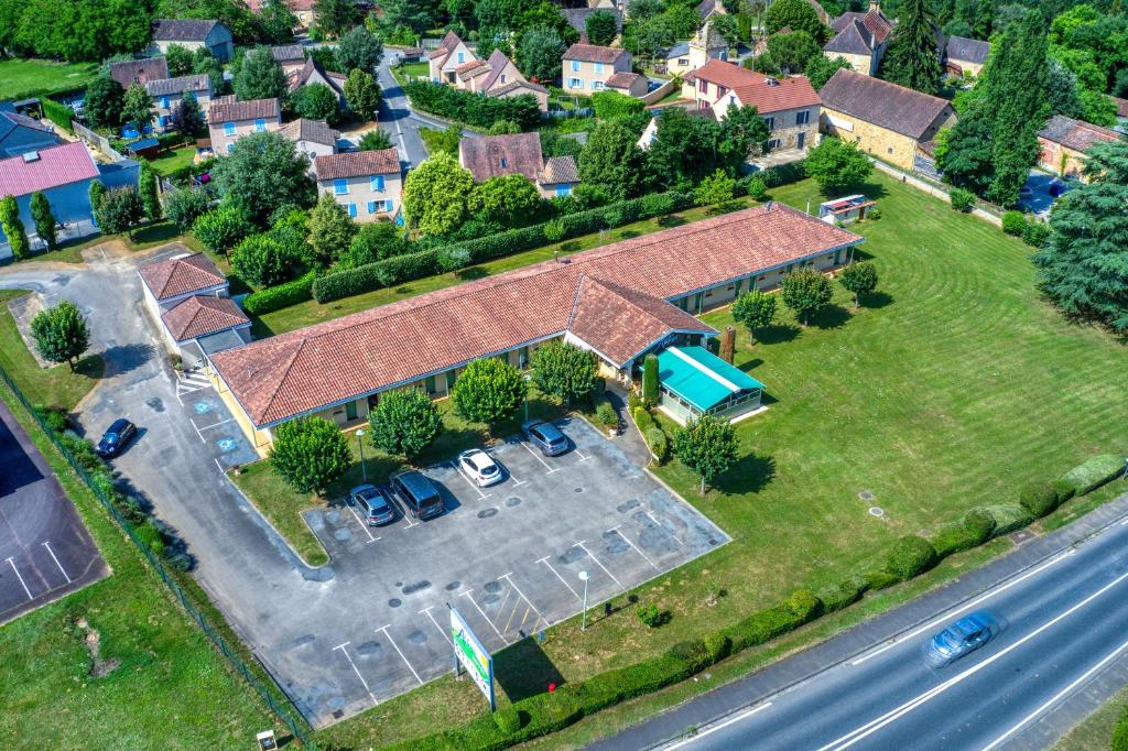 - une vue aérienne sur une maison avec une cour dans l'établissement Abbys Hotel, à Sarlat-la-Canéda