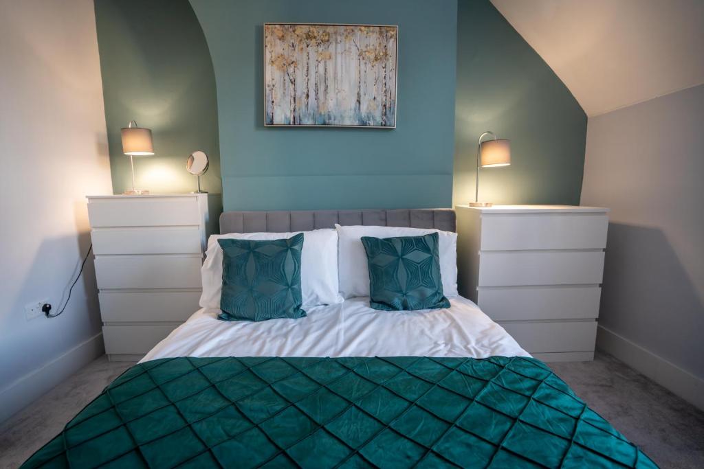 The Faustus - 3 Bedroom House in Canterbury City - Three-Bedroom House