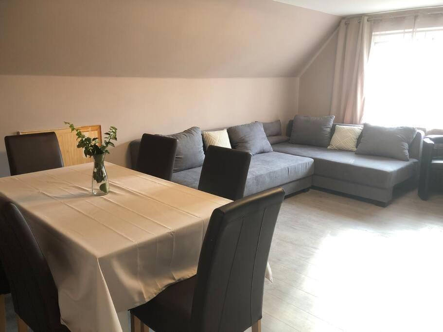 - un salon avec une table et un canapé dans l'établissement Wohnung mit Fernblick und Parkplatz, à Jübek