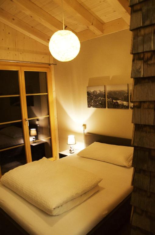 Postel nebo postele na pokoji v ubytování Hüttenhotel Husky Lodge