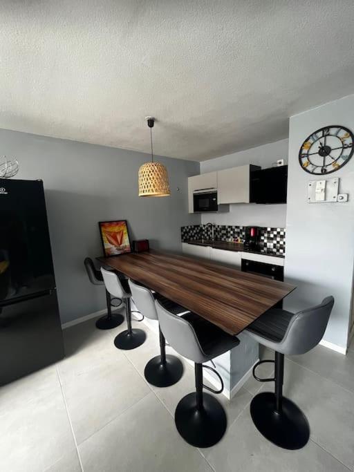 Kuchyň nebo kuchyňský kout v ubytování Le Chacha - superbe appartement à 2 minutes de la plage à pied
