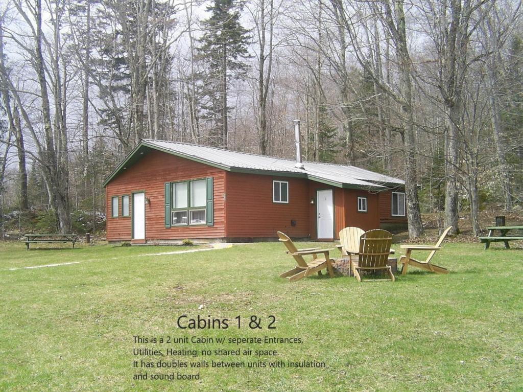 基靈頓的住宿－Green Mountain Cabins，一间红色的小小屋,配有野餐桌和椅子