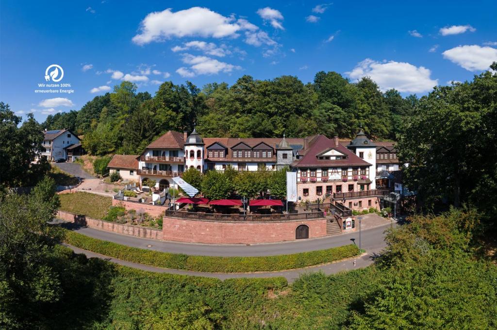 eine Luftansicht eines Resorts im Wald in der Unterkunft Naturhotel Rügers Forstgut in Mespelbrunn