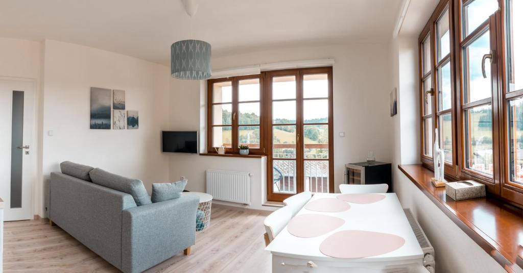 salon z kanapą i stołem w obiekcie Apartmán Sjezdovka w mieście Kašperské Hory