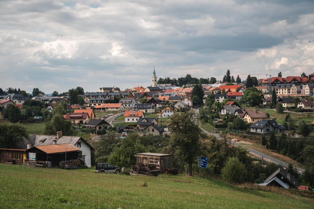 Widok na miasto Kašperské Hory z tego apartamentu