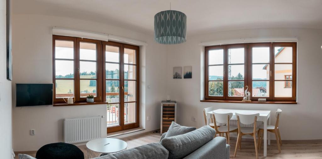 salon z kanapą i stołem w obiekcie Apartmán Sjezdovka w mieście Kašperské Hory