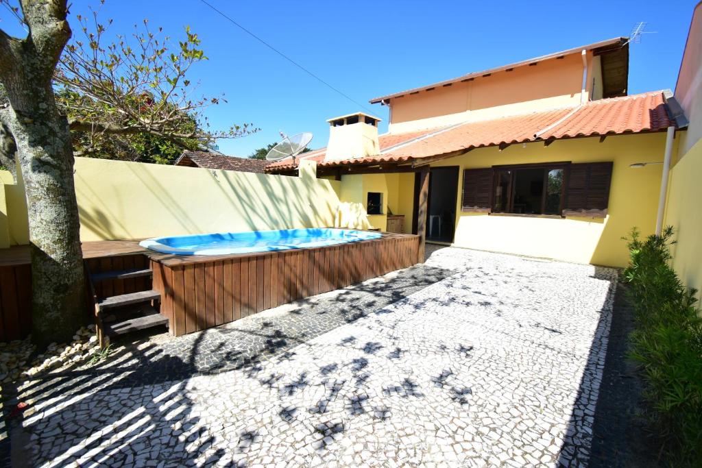 uma casa com piscina no quintal em Casa Canela, 450 mts da Praia de Mariscal. em Bombinhas